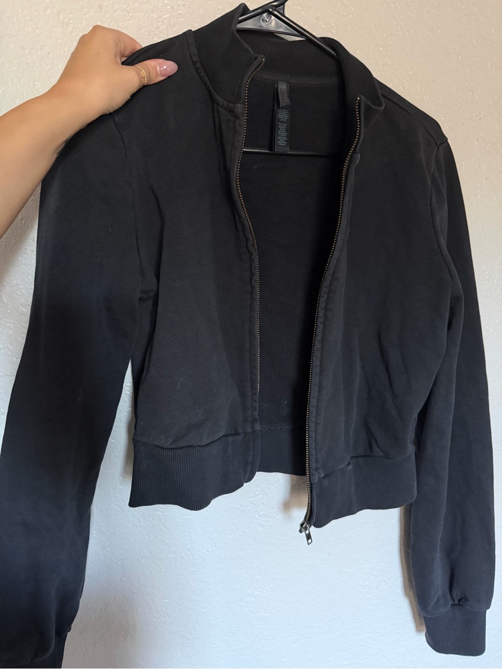 Skims black cropped jacket size small
took the tags off but never worn